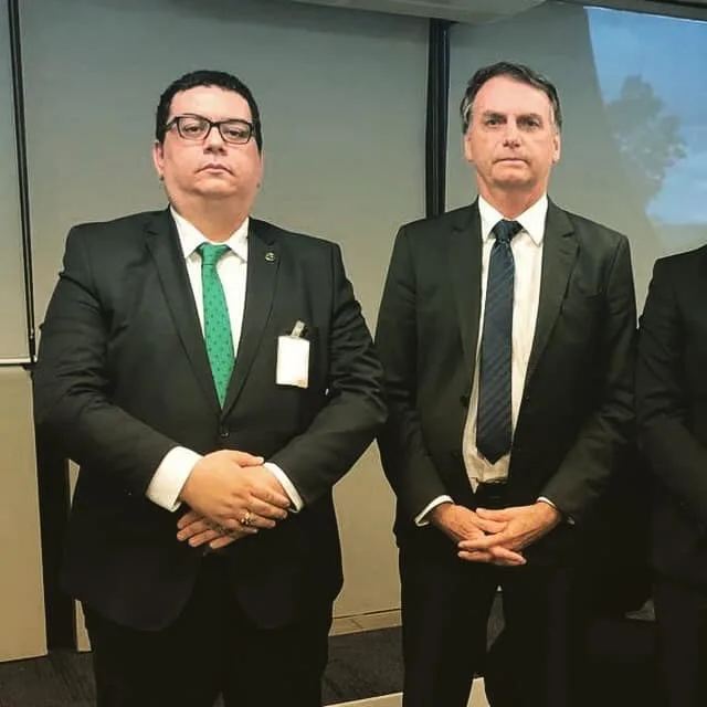 O médico posou, durante a pandemia, ao lado do ex-presidente Jair Bolsonaro (PL) e de Osmar Terra (MDB-RS), médico e deputado federal.