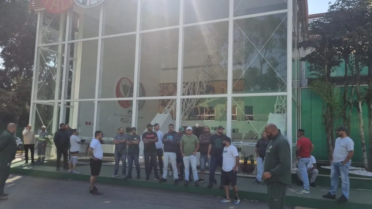 Membros da Mancha Verde, principal torcida organizada do Palmeiras, invadiram a Academia de Futebol