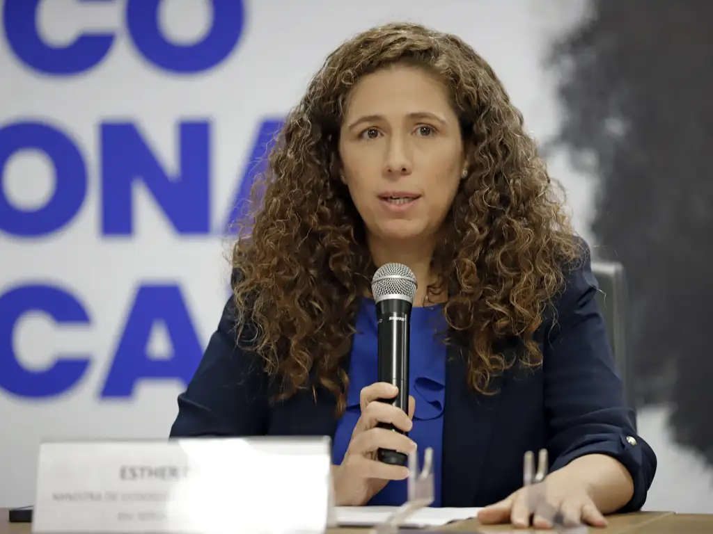 Ministra da Gestão e da Inovação em Serviços Públicos, Ester Dweck, durante entrevista coletiva sobre o balanço do Concurso Público Nacional Unificado – CPNU. Foto: Bruno Peres/Agência Brasil