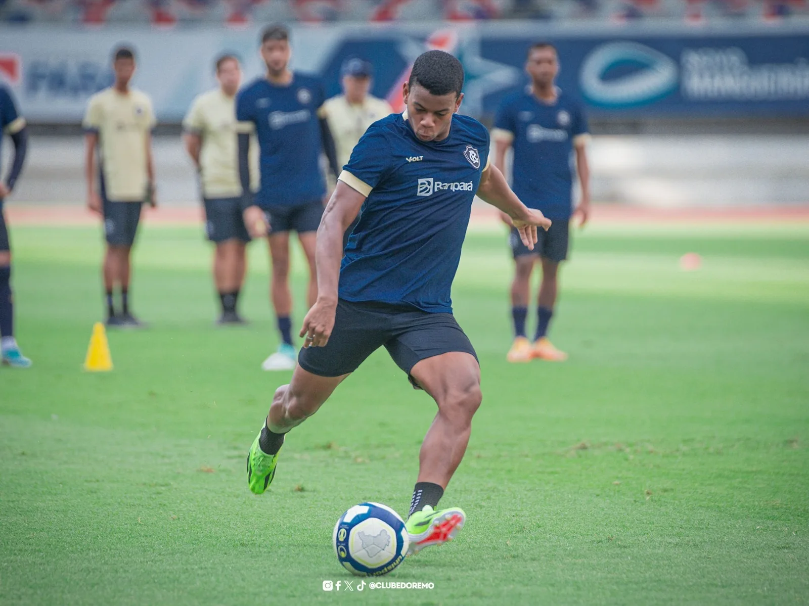 Diogo Batista já cumpriu suspensão e treina para o duelo de sábado. FOTO: samara miranda / remo