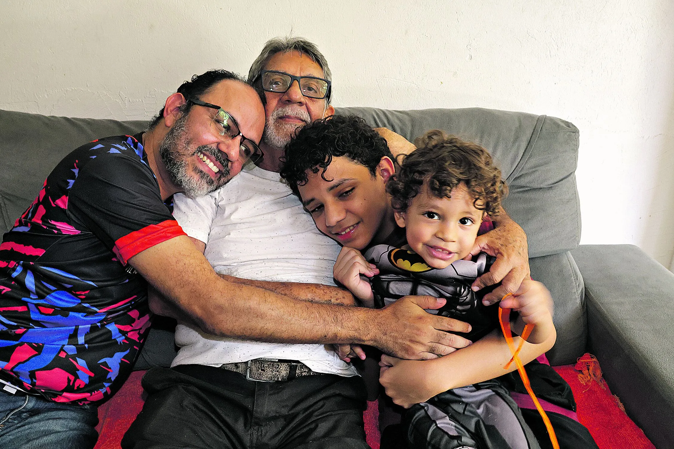 Raimundo Aldemir Casanova Silva, 70, aposentado, Carlos Eduardo Lira Silva, 42, professor e Samuel Silva, 12, estudante. Dia dos Pais (Pai, Filho e Neto) - épocas diferentes, trocas de experiências de gerações.  Foto: Irene Almeida/Diário do Pará.